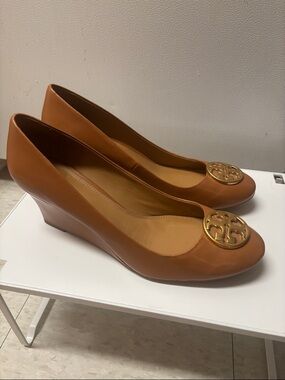 Tory Burch Tan Leather Logo Wedge Pumps